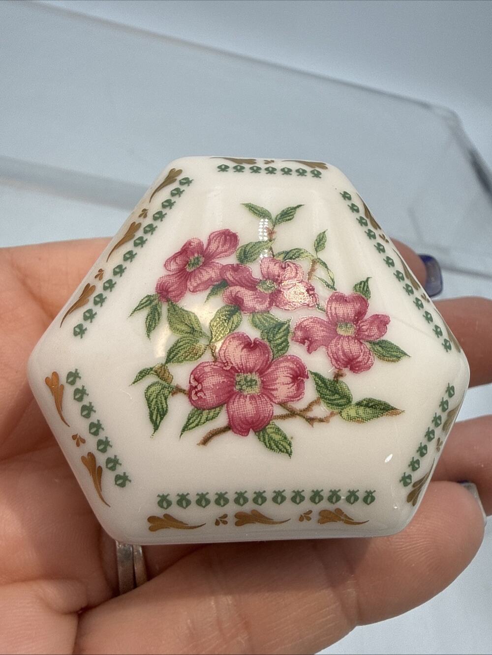 DAR ‘81 Limoges Porcelain Daughters American Revolution Dogwood trinket box⬇️